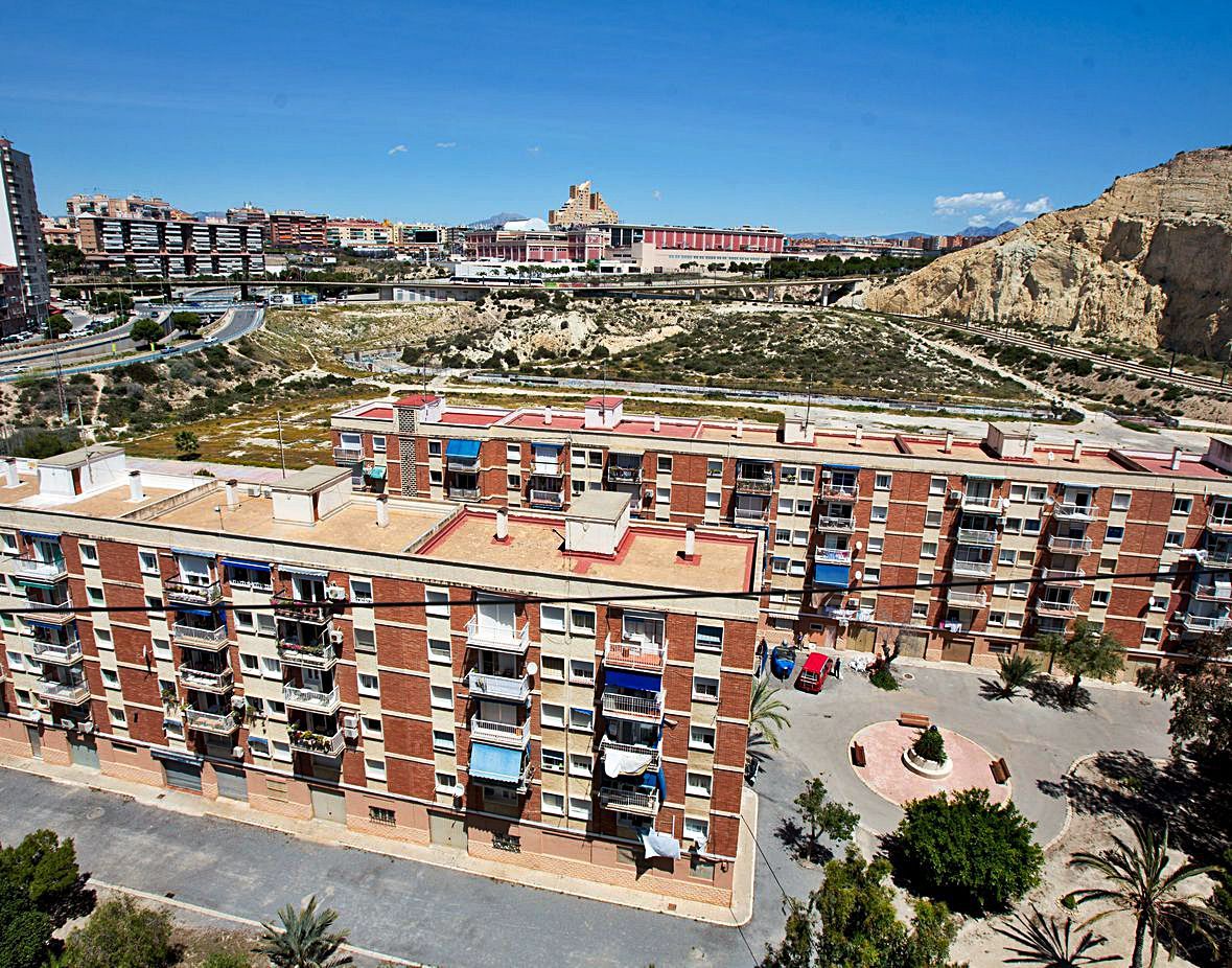 Los edificios que hay en el barrio situado frente a la bahía de Alicante.
