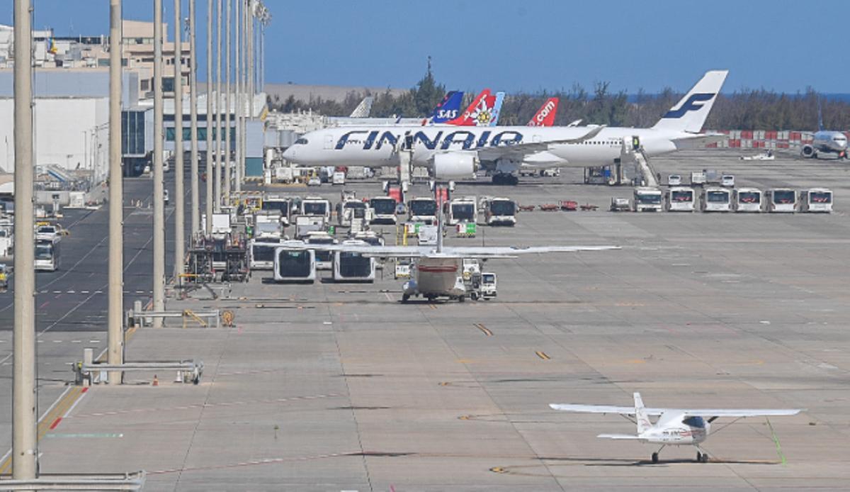 Aviones estacionados en un aeropuerto del Archipiélago.