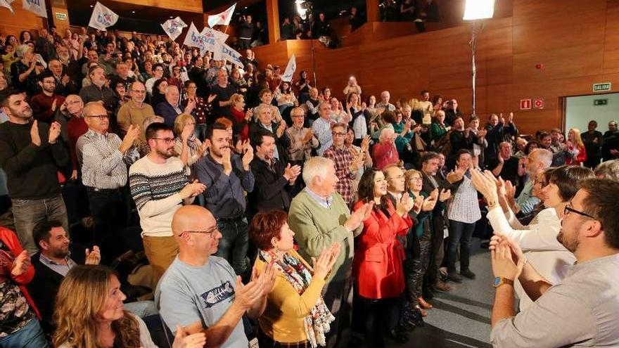 Ana Pontón (d.) aplaude a los asistentes al mitin ayer en el centro social Afundación. // Marta G. Brea