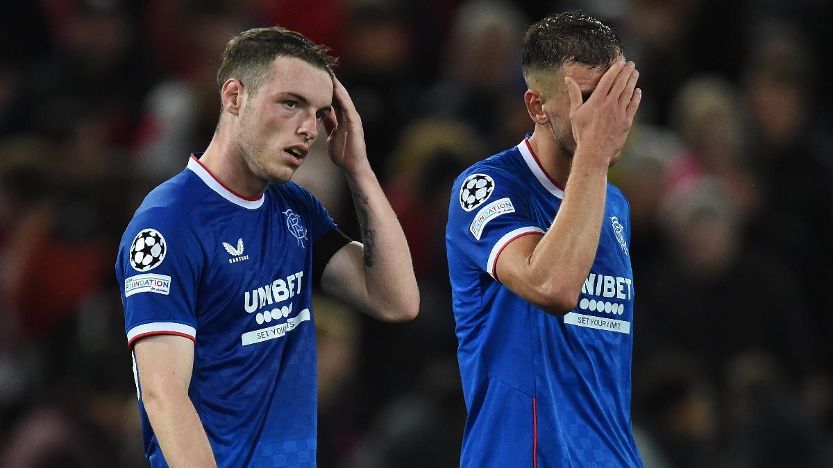 Jugadores del Rangers se lamentan durante el partido de Champions contra el Liverpool