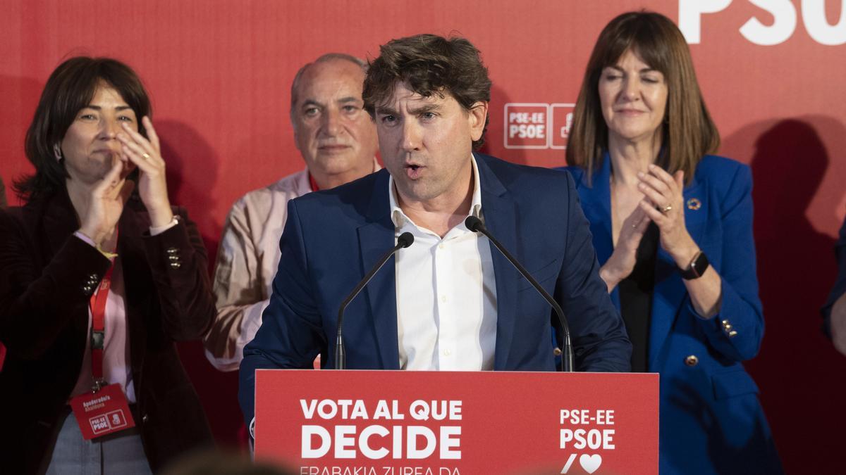 El secretario general del PSE-EE y candidato del partido a lehendakari, Eneko Andueza, interviene tras finalizar la jornada electoral de elecciones autonómicas del País Vasco.