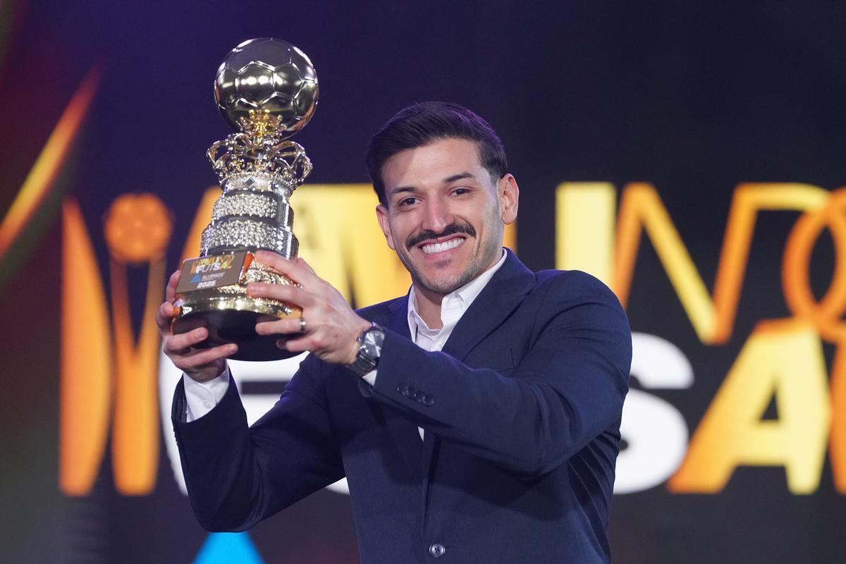 Luan Müller posa con el trofeo al mejor portero del mundo.