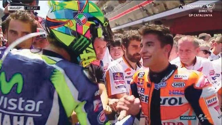 Rossi y Márquez en el momento en que se saludan.