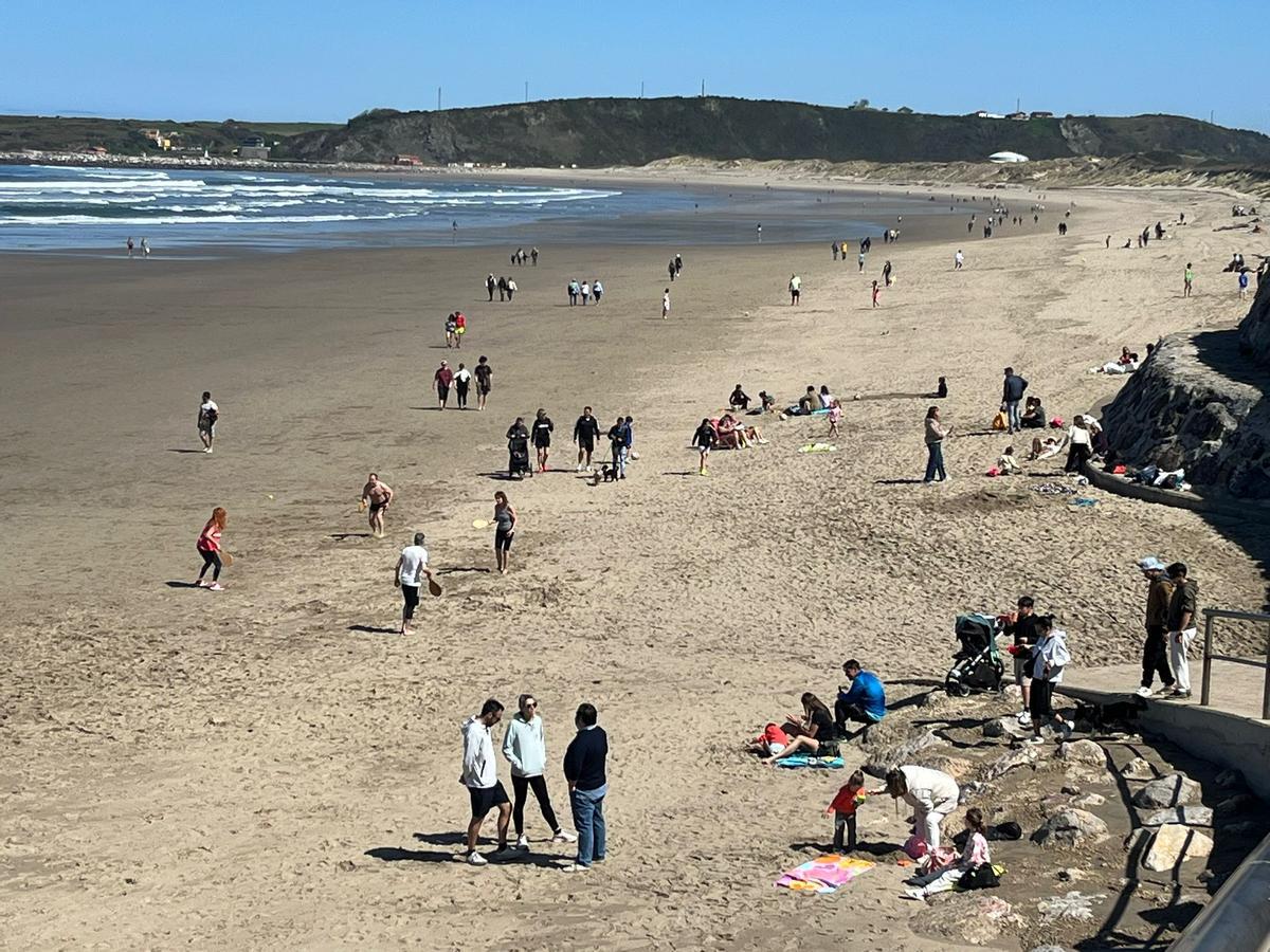 Paseantes y bañistas, este Viernes Santo, en Salinas.