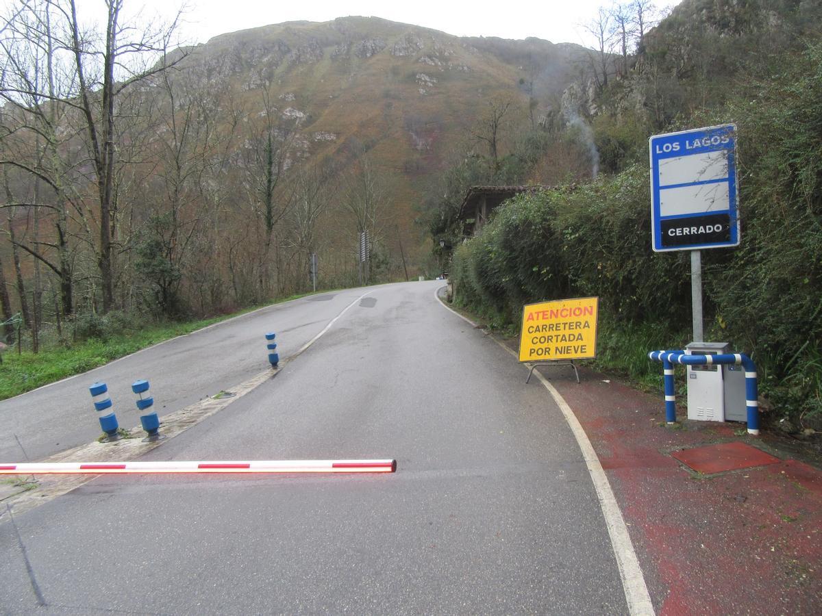 El inicio de la carretera a los Lagos, en Covadonga, cerrada por nieve.