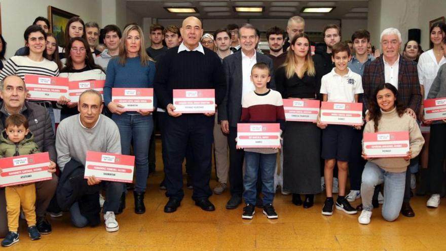 Imagen de los becados con Caballero y Manel Fernández. |  // FDV