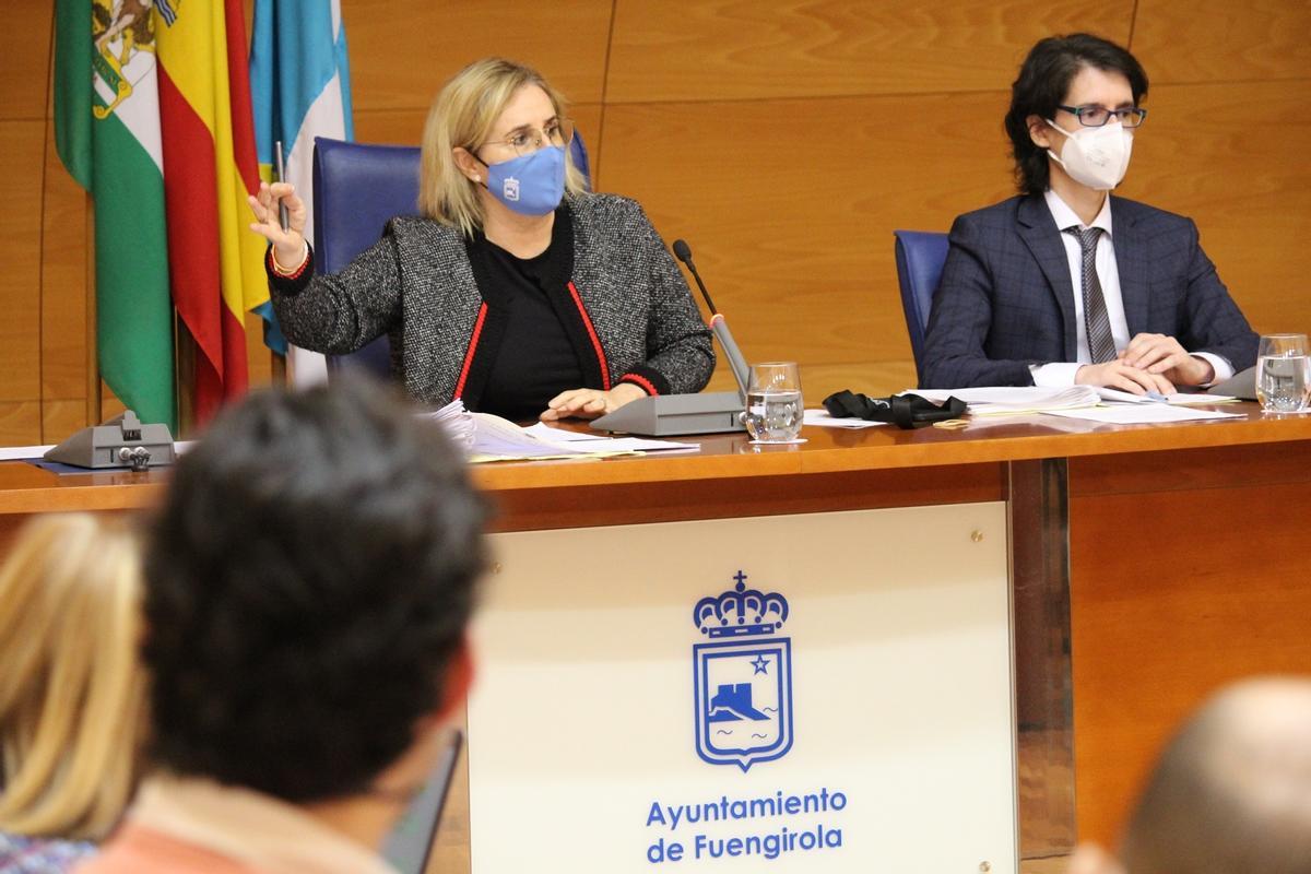 La alcaldesa de Fuengirola, Ana Mula, durante el pleno en el que se han aprobado las ayudas e inversiones.