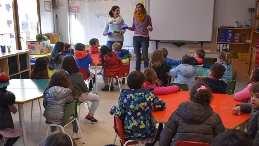 Repartiment de les carmanyoles a les escoles