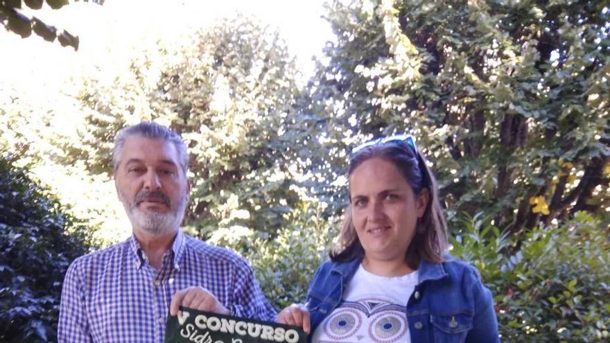 César Díaz, edil de Festejos, y Patricia Noval Alegre, vicepresidenta de la Sociedad de Festejos &quot;Corpus Christi&quot; de Feleches.