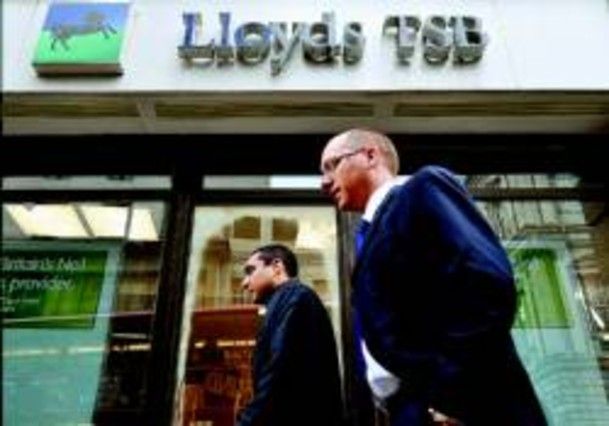 Transeúntes ante una oficina del Lloyds TSB en el centro de Londres, el pasado enero.