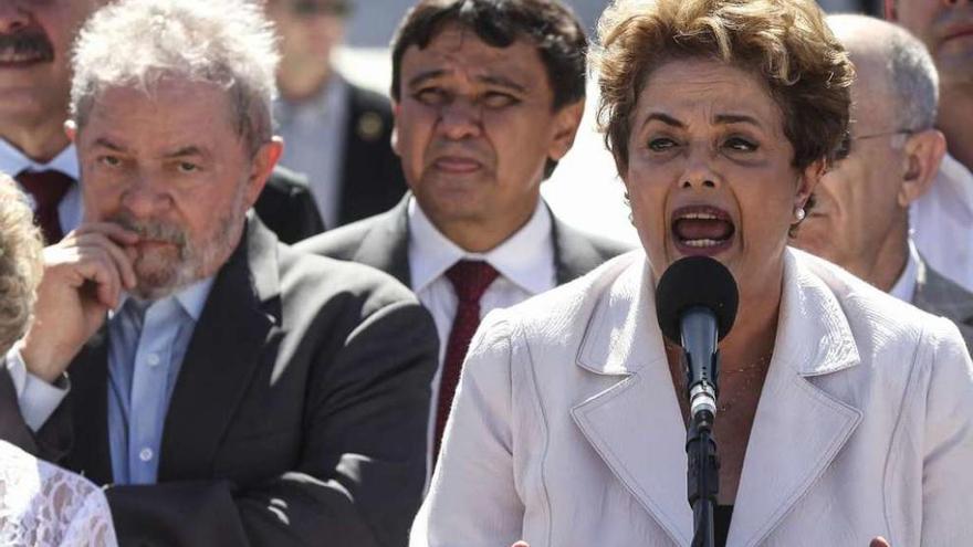 Rousseff, en su discurso de despedida (detrás, a la izquierda el expresidente Lula. // Efe