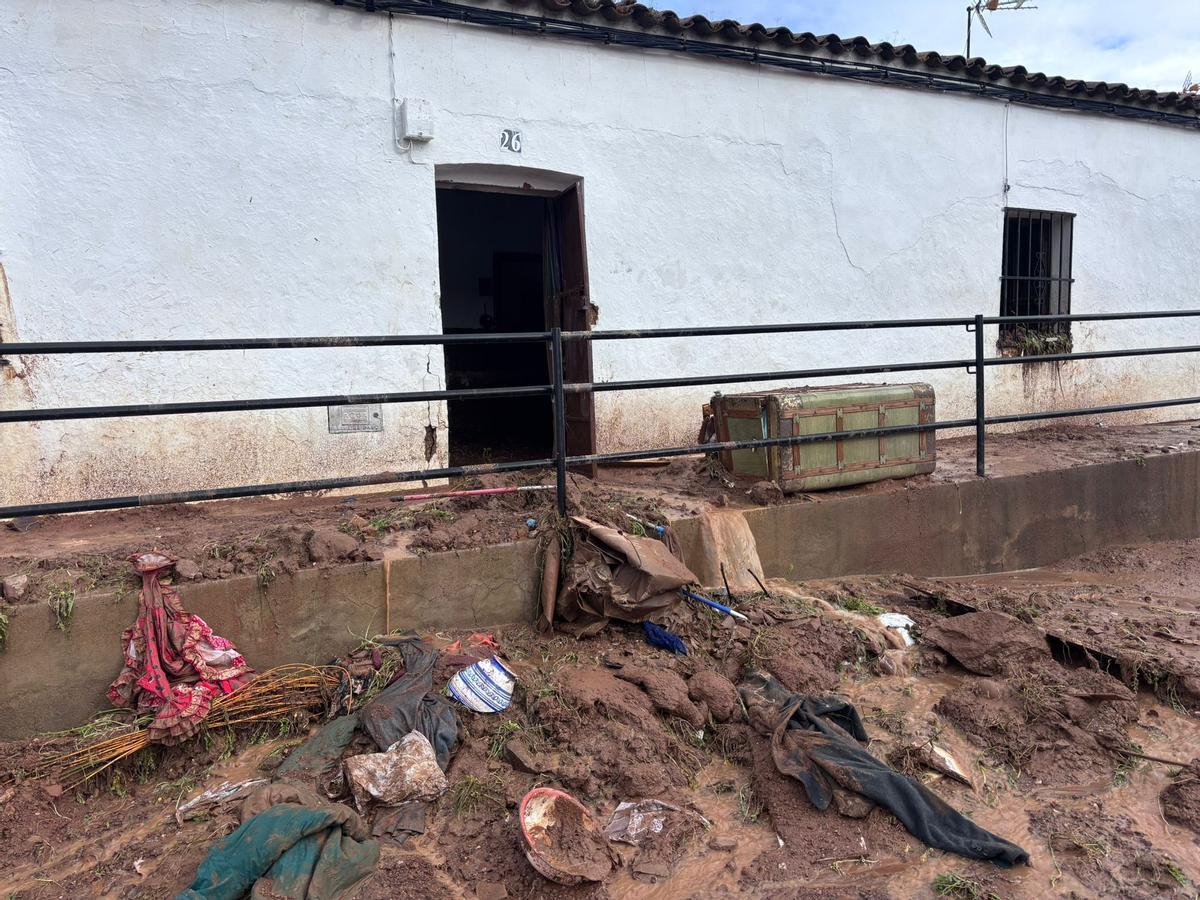 La vivienda que ha sufrido más daños tras derrumbarse el muro por el temporal.