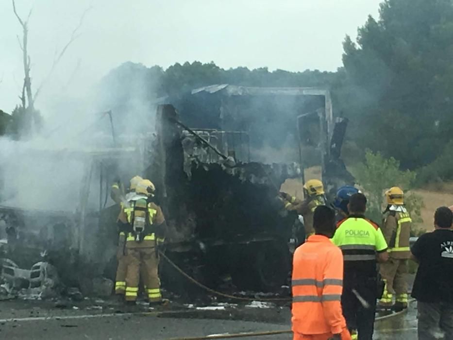 Un incendi destrossa un camió a l'AP-7 a Borrassà