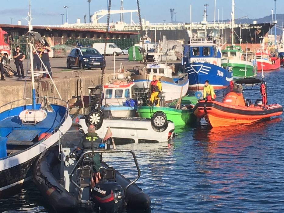 Operativo de rescate en El Musel para recuperar el cadáver de un hombre que cayó al mar con su coche.