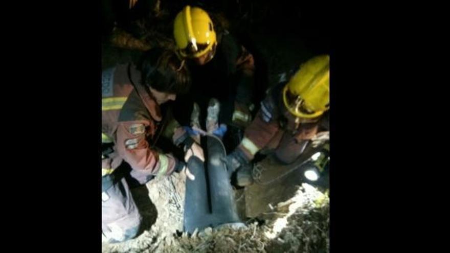 Efectius dels bombers rescatant la dona de l&#039;interior del tub.