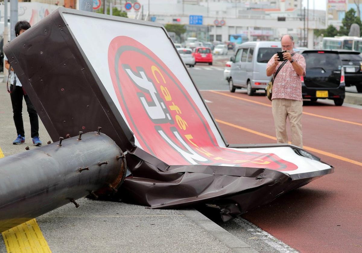 FRA01  Urasoe  Japan   30 09 2018 - A restaurant signboard is seen collapsed due to strong winds generated by typhoon Trami in Urasoe  southern island of Okinawa  Japan  30 September 2018  After injuring 40 people in Okinawa  the powerful typhoon is moving north across Japan  The Japan Meteorological Agency is warning about landslides and floods  Transportation services are largely disrupted across the country  Bullet train services in western and central Japan are suspended and the Kansai International Airport is shut down  Japan Railway announced it will stop all train service in the Tokyo area from 8pm as typhoon Trami is approaching   Inundaciones  Japon  Tokio  EFE EPA JIJI PRESS JAPAN OUT EDITORIAL USE ONLY  NO ARCHIVES