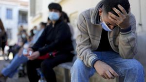 Pacientes con síntomas de dengue esperan a ser atendidos en un hospital de Buenos Aires.