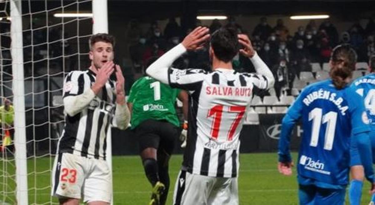 Los albinegros se lamentan trs una ocasión perdida.