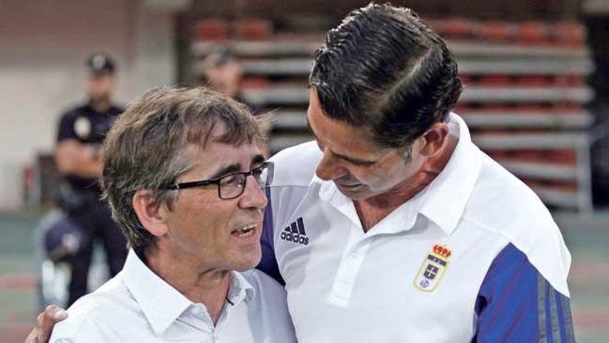 Fernando Hierro abraza a Fernando Vázquez antes del inicio del partido.