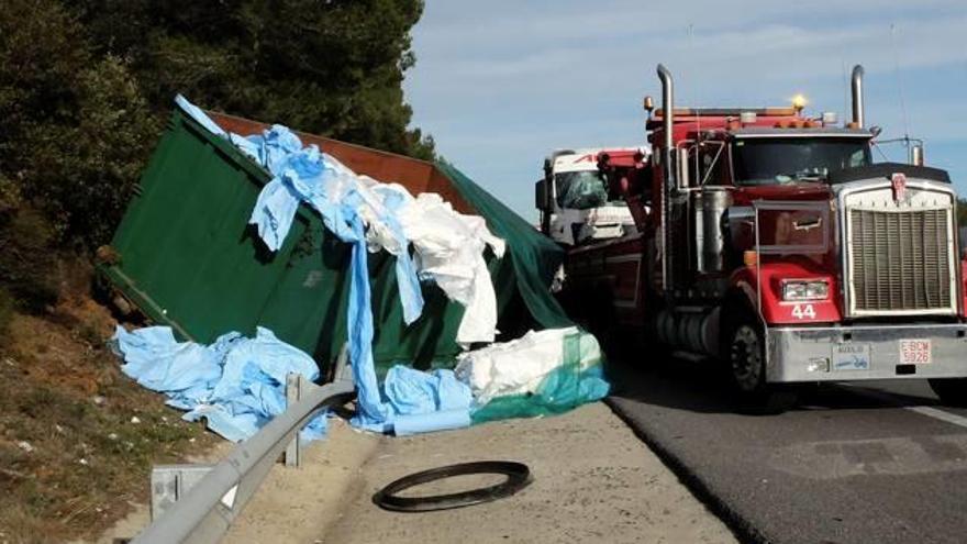 Un dels tràilers accidentats a Bàscara.