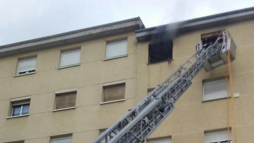 Un hombre resulta herido en un incendio en Avilés