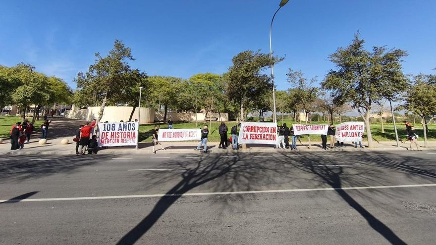 Pancartas contra la Federación Española en Son Moix