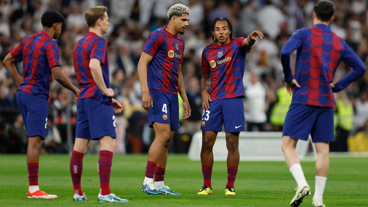 Los jugadores del Barça, durante el calentamiento antes de enfrentarse al Real Madrid en el Bernabéu