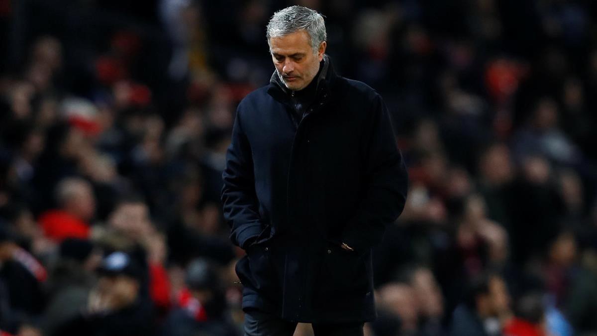 Mourinho abandona Old Trafford tras ser eliminado por el Sevilla de la Champions.