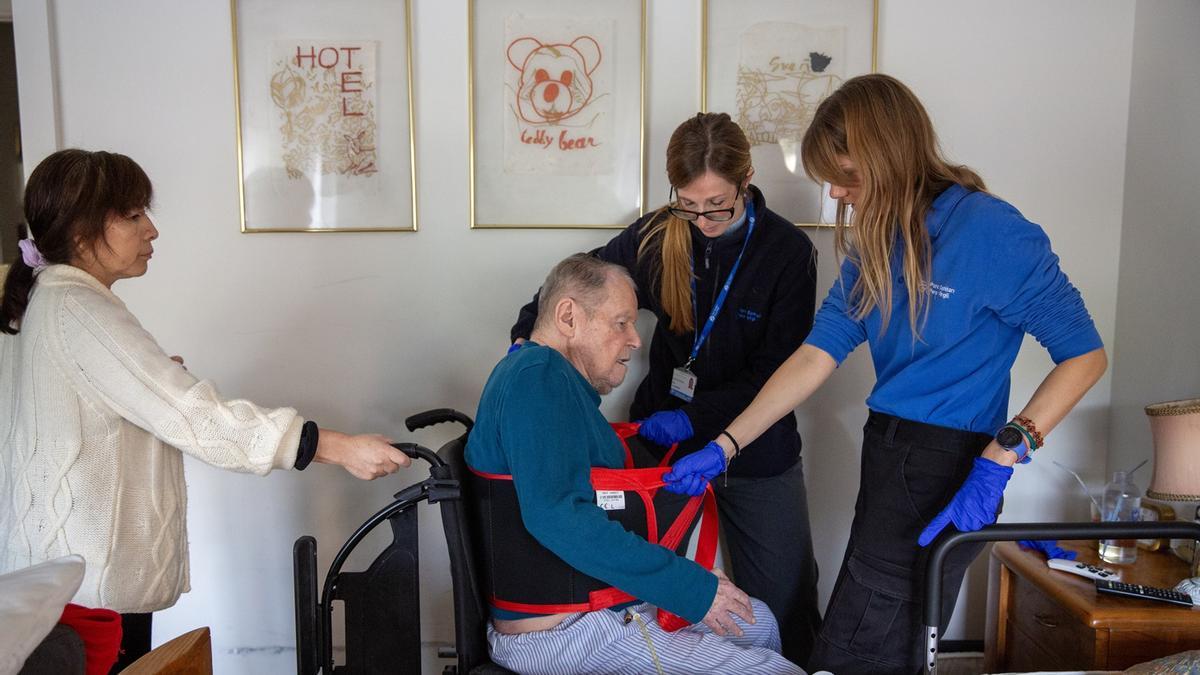 Terapeutas ocupacionales con un paciente crónico complejo en su domicilio.