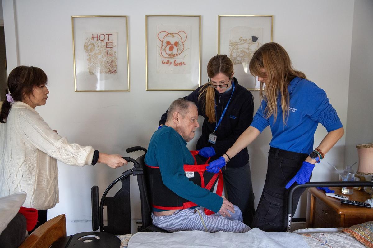 Terapeutas ocupacionales con un paciente crónico complejo en su domicilio. Terapeutas ocupacionales con un paciente crónico complejo en su domicilio.