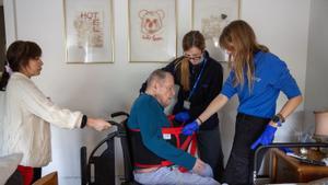 Terapeutas ocupacionales con un paciente crónico complejo en su domicilio. Terapeutas ocupacionales con un paciente crónico complejo en su domicilio.
