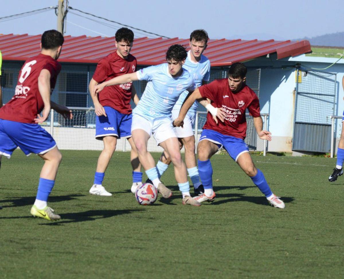 El jugador local Álex Jardi controla el esférico en As Laxes. | GONZALO NÚÑEZ