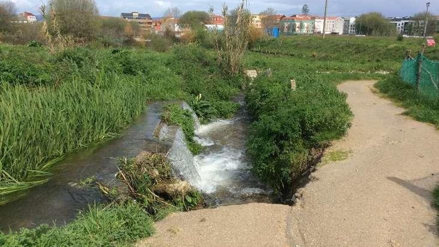 Tramo de la senda donde se desprendió parte del camino. // S. Á.