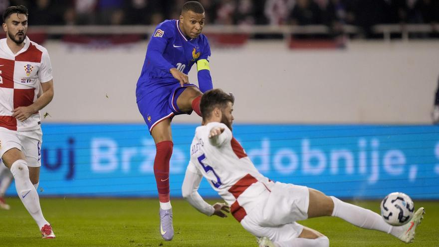 Kylian Mbappé, capitán de Francia, intenta un tiro ante el croata Duje Caleta-Car en el partido de Nations.