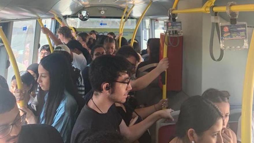 Un bus urbà de la Línia 5 ple a vessar