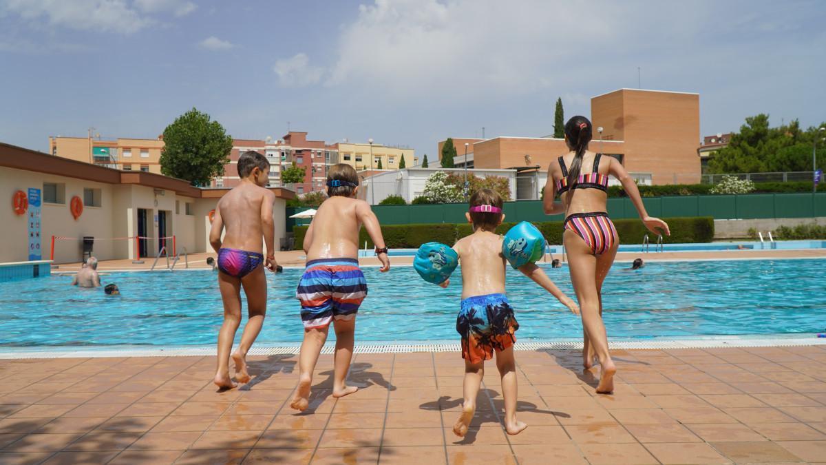 Infants a les piscines municipals d'Abrera