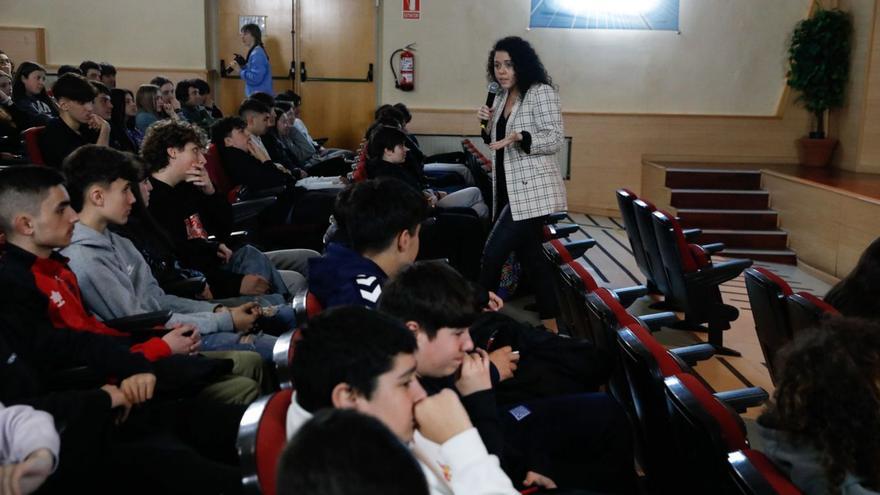 La pedagoga Carolina González, ayer, con el alumnado del Carreño Miranda. | Mara Villamuza