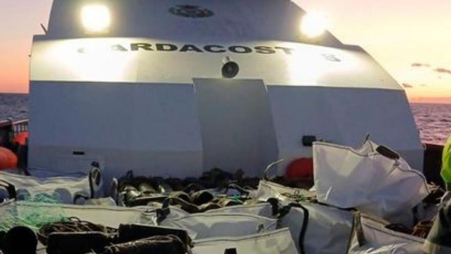 Los cacharros ilegales incautados. | |