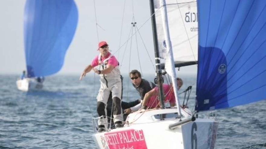 Un instante de una de las mangas disputadas ayer en la Ría de Vigo.