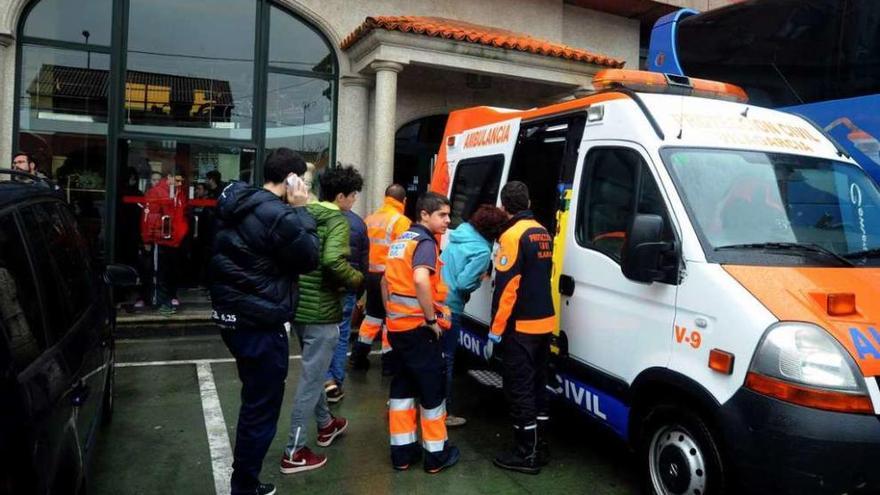 Una ambulancia de Protección Civil, de Vilagarcia, trasladó a dos jóvenes al Hospital do Salnés. // I. Abella