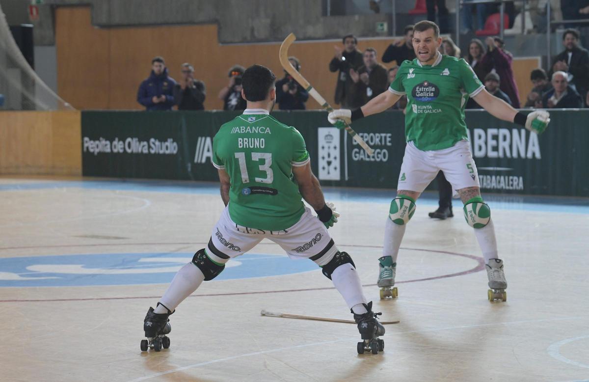 Bruno Saavedra y César Carballeira celebran un gol en el Palacio de los Deportes