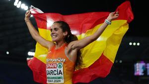 Marta García exhibe la bandera tras obtener la medalla de bronce.