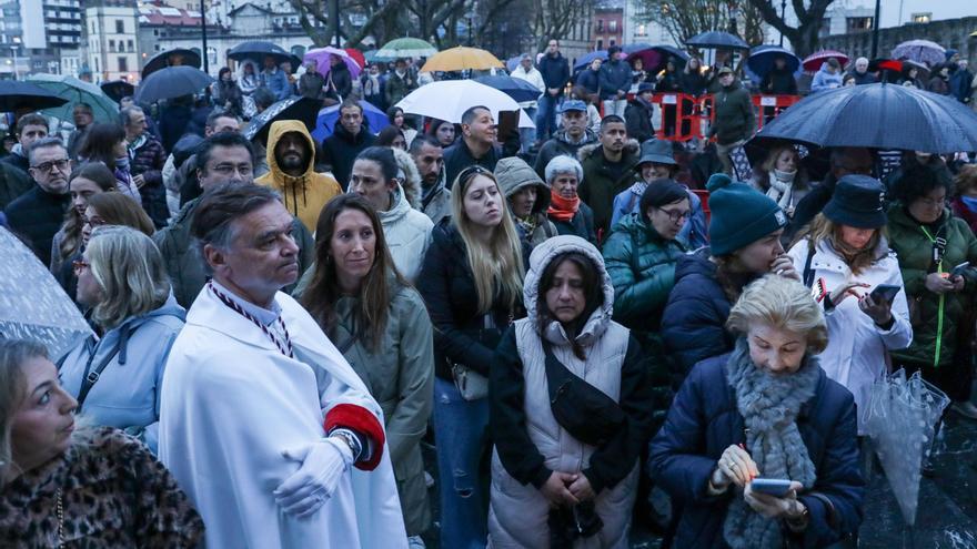 El Cristo de los Mártires se resguarda en San Pedro: así fue el vía crucis en Gijón