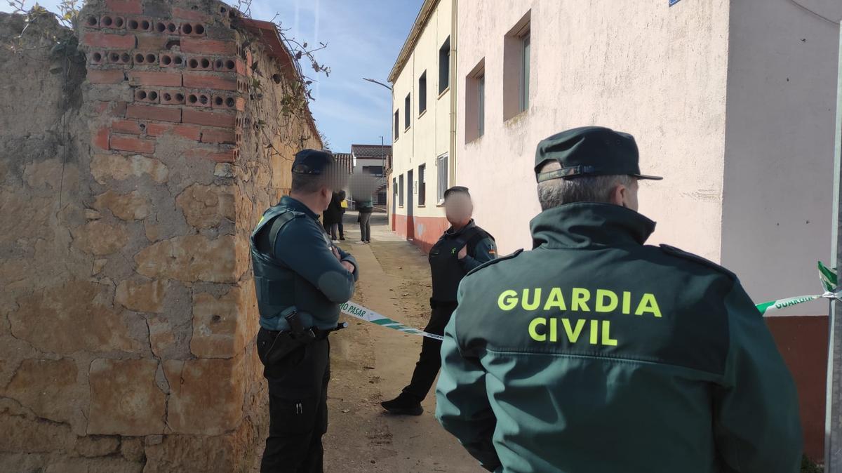 La Guardia Civil en Peleas de Abajo donde se produjo el apuñalamiento de un hermano a otro