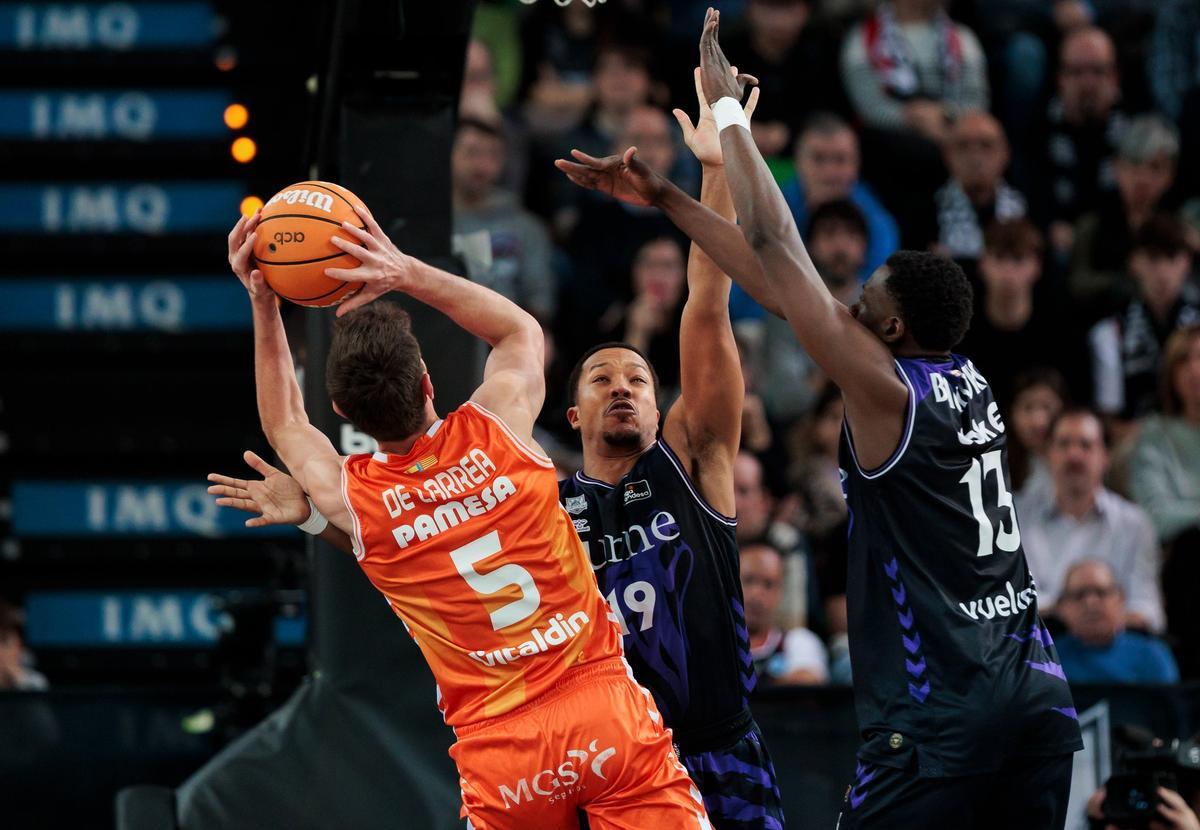 De Larrea pugna un balón con Pantzar y Bagayoko