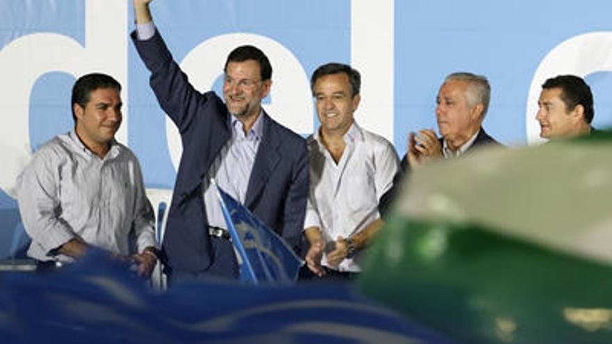 Elías Bendodo, Mariano Rajoy, García Urbano, Javier Arenas y Antonio Sanz, ayer en Estepona.