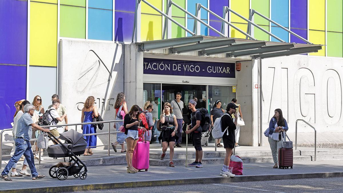Pasajeros en la estación de Guixar, en Vigo