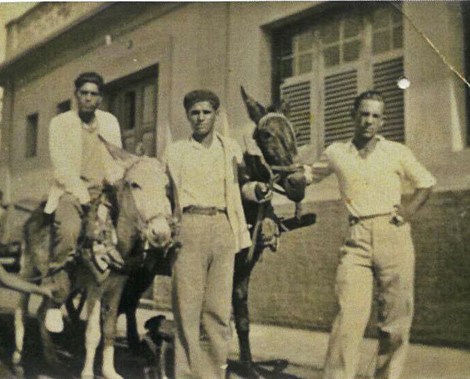 Celestino Ramírez y su hermano Francisco, repartiendo la sal por la ciudad en una carreta tirada por animales