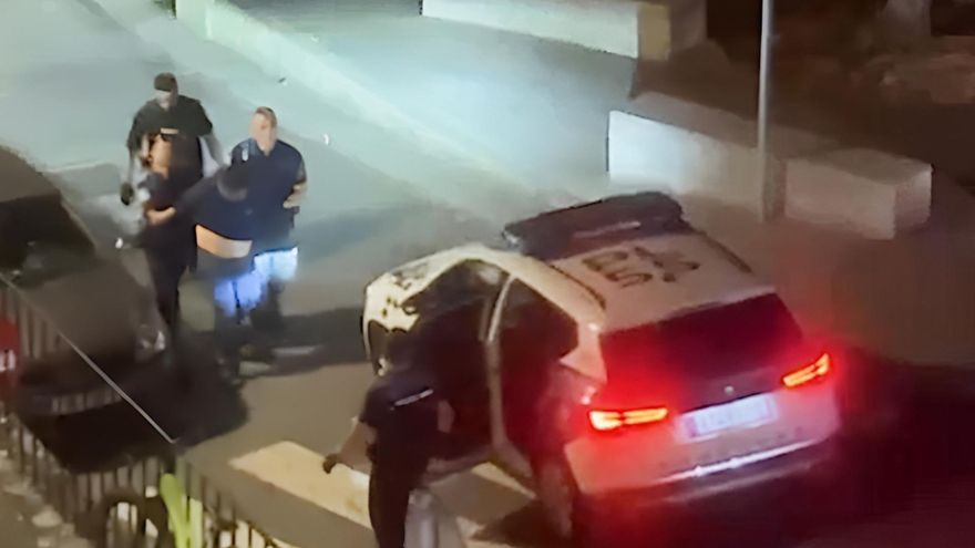 Detenido en Santiago un hombre ebrio tras encararse con unos agentes en la Rúa do Pexigo