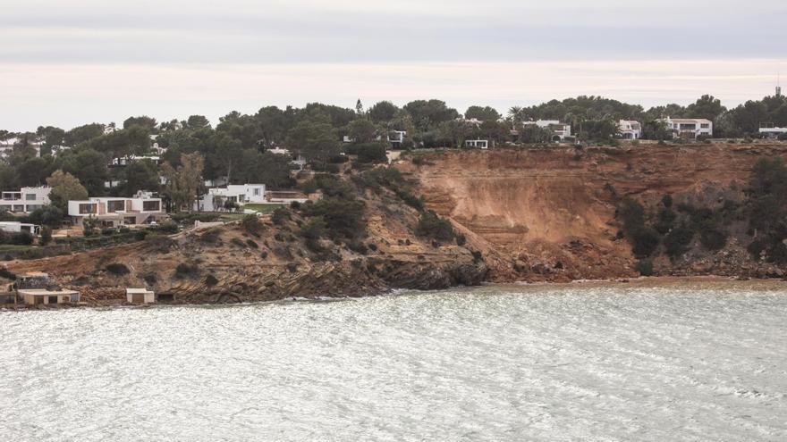 ¿Desde cuándo se desmorona la costa sur urbanizada de Ibiza? De la huida de la chica Bond a las casetas sepultadas